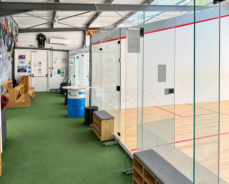 Espace détente et accès aux terrains de squash